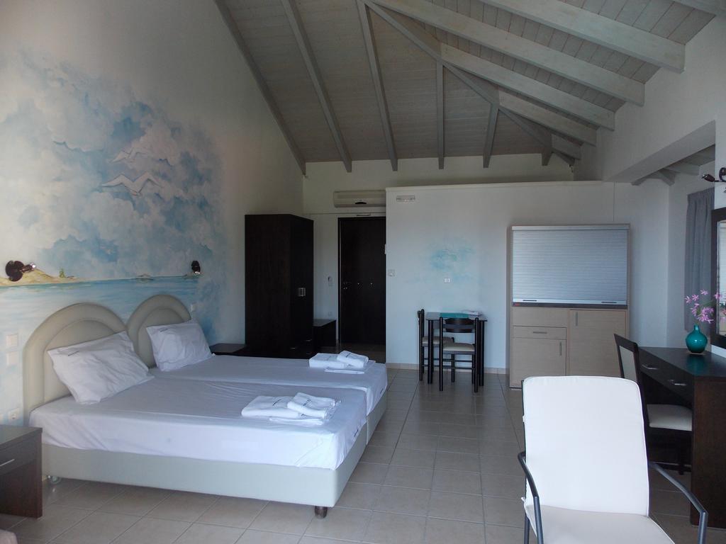 Hotel Theasis Paralia Sergoulas 部屋 写真