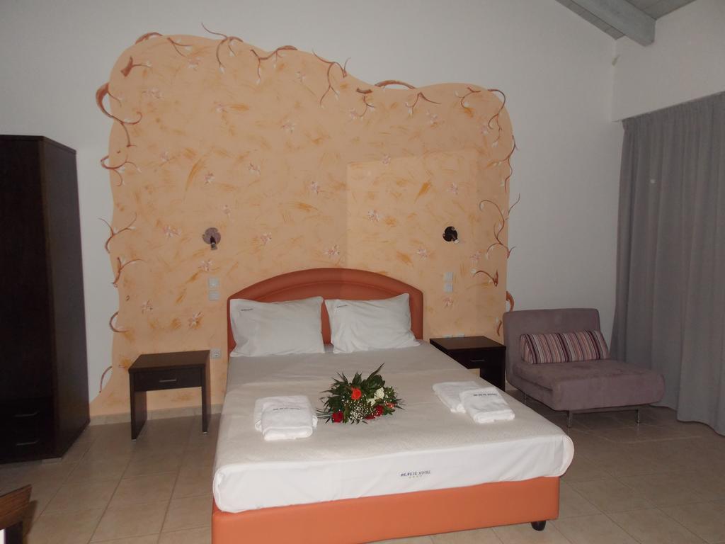 Hotel Theasis Paralia Sergoulas 部屋 写真